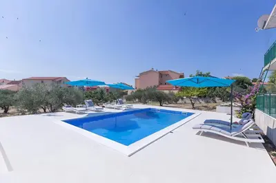 Bazen u objektu NEW! Apartments with shared pool, Vodice ili u blizini