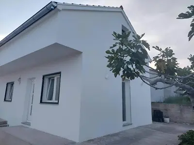 Zgrada u kojoj se nalazi vikendica