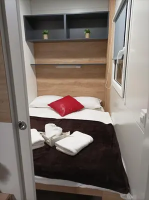 Krevet ili kreveti u jedinici u objektu New! Mobile Home Domina near the beach with shared pool