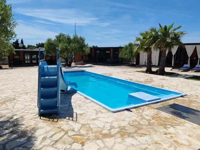 Bazen u objektu New! Mobile Home Domina near the beach with shared pool ili u blizini