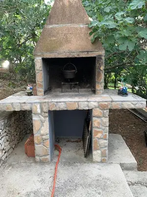 Oprema za roštilj dostupna gostima apartmana