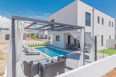 Bazen u objektu Holiday house with a swimming pool Vodice - 21991 ili u blizini