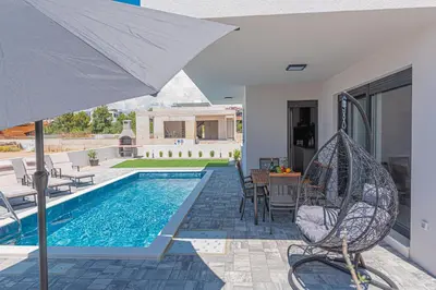 Bazen u objektu Holiday house with a swimming pool Vodice - 21991 ili u blizini