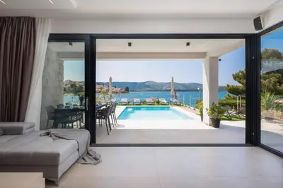 Bazen u objektu Luxury beachfront Villa L'Amour with heated pool near Šibenik ili u blizini