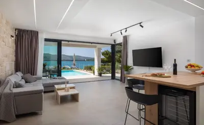 TV i/ili zabavni centar u objektu Luxury beachfront Villa L'Amour with heated pool near Šibenik