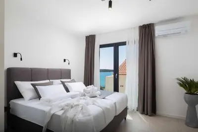 Krevet ili kreveti u jedinici u objektu Luxury beachfront Villa L'Amour with heated pool near Šibenik