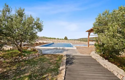 Bazen u objektu 3 Bedroom Stunning Home In Dvornice ili u blizini