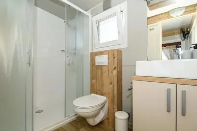 Kupaonica u objektu Cozy and Chic Little House with pool Ivinj - 4
