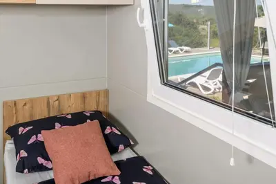 Bazen u objektu Cozy and Chic Little House with pool Ivinj - 4 ili u blizini