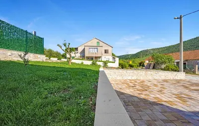 Pogled na planine ili pogled na planine iz vikendica