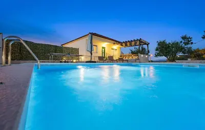 Bazen u objektu Gorgeous Home In Danilo With Wifi ili u blizini