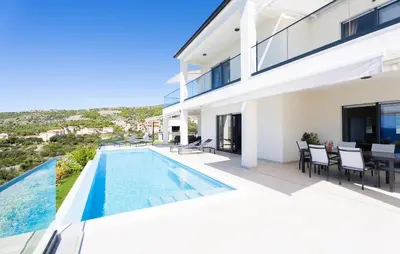 Bazen u objektu Villa Infinity View ili u blizini