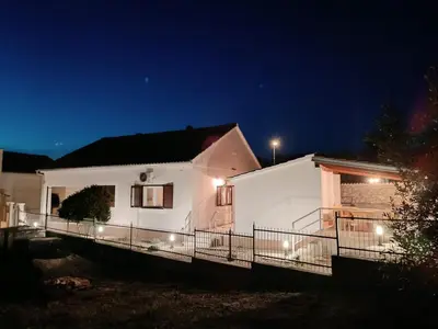 Zgrada u kojoj se nalazi vikendica