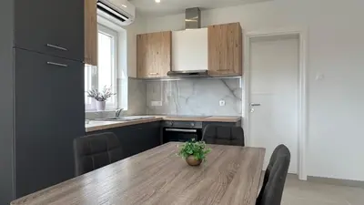 Kuhinja ili čajna kuhinja u objektu Jednosobni apartman s pogledom na more