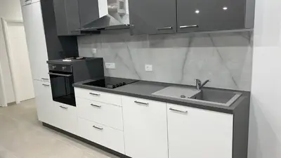 Kuhinja ili čajna kuhinja u objektu Dvosobni apartman s pogledom na more