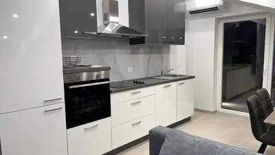 Kuhinja ili čajna kuhinja u objektu Dvosobni apartman s pogledom na more