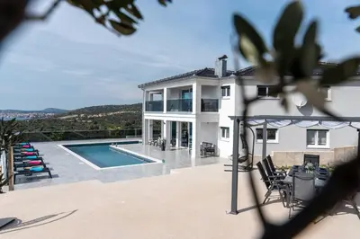 Bazen u objektu Luxury Villa Harmonia ili u blizini
