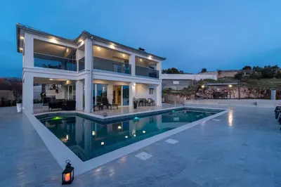 Bazen u objektu Luxury Villa Harmonia ili u blizini