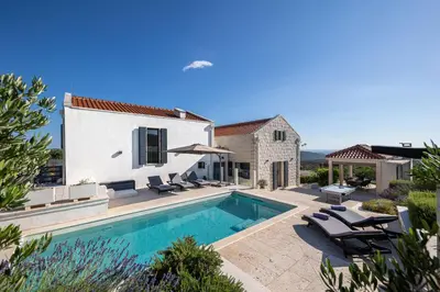 Bazen u objektu Villa True Oasis with Heated Pool ili u blizini