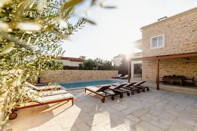 Bazen u objektu Olive Tree Apartments 2 ili u blizini