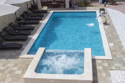 Bazen u objektu Apartment in Grebastica 7033 ili u blizini