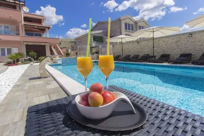 Bazen u objektu Apartment in Grebastica 7034 ili u blizini