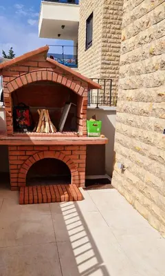Oprema za roštilj dostupna gostima apartmana