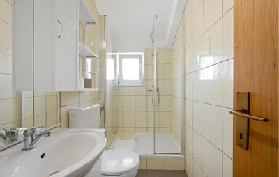 Kupaonica u objektu Cozy Apartment In Pirovac With Wifi