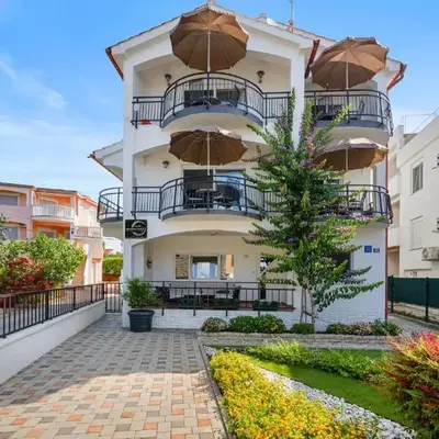 Cozy Apartment In Pirovac With Wifi