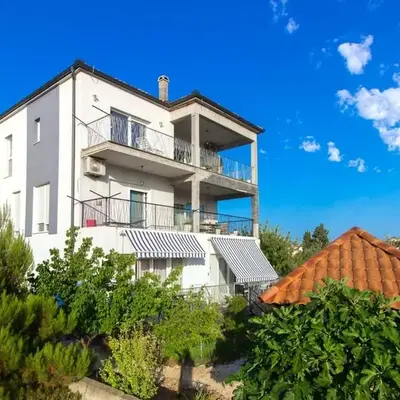 Apartments with parking space Brodarica