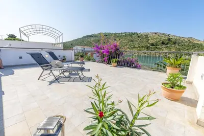 Pogled na planine ili pogled na planine iz vikendica