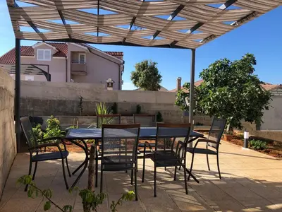 Popločani dio dvorišta ili vanjski dio objekta Summer Breeze apartment - Quiet place with a spectacular view and a garden