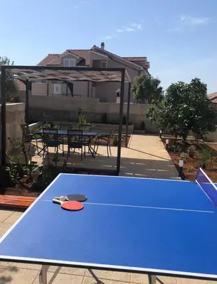 Stolni tenis u objektu Summer Breeze apartment - Quiet place with a spectacular view and a garden ili u blizini