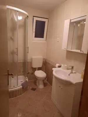 Kupaonica u objektu Apartmani I+J Miletic