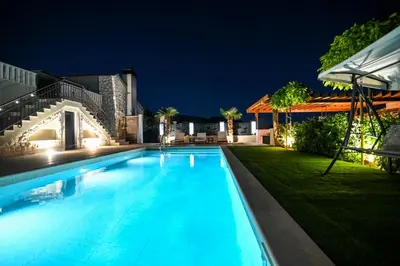 Bazen u objektu Holiday home Mia ili u blizini
