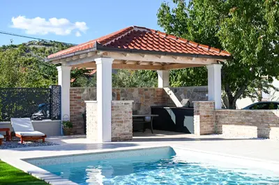 Bazen u objektu Holiday home Mia ili u blizini