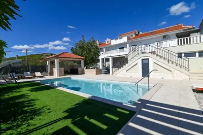 Bazen u objektu Holiday home Mia ili u blizini
