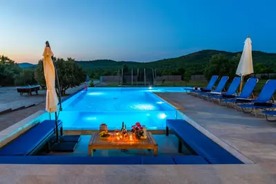 Bazen u objektu Modern Luxurious Villa with SPA-Adria Resort ili u blizini