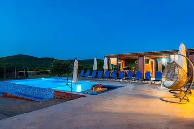 Bazen u objektu Modern Luxurious Villa with SPA-Adria Resort ili u blizini