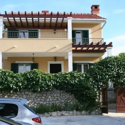 Apartments with parking space Razanj