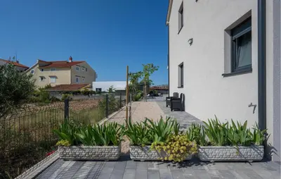 Vrt u objektu Amazing Home In Vodice With Wifi
