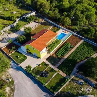 Family friendly house with a swimming pool Primorski Dolac
