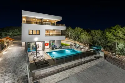 Bazen u objektu Villa Shaula ili u blizini