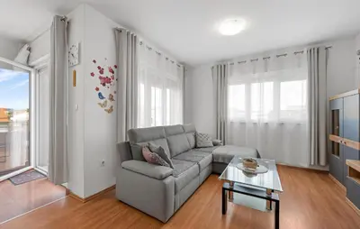 TV i/ili zabavni centar u objektu Lovely Apartment In Brodarica With Wifi