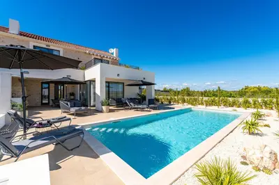 Bazen u objektu Luxury Villa Kaia -Heated pool, Sea View, Jacuzzi, Gym and Sauna ili u blizini