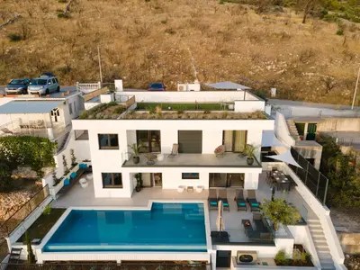 Bazen u objektu Villa Laganini ili u blizini