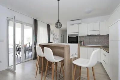 Kuhinja ili čajna kuhinja u objektu Apartments Anmalu with Jacuzzi