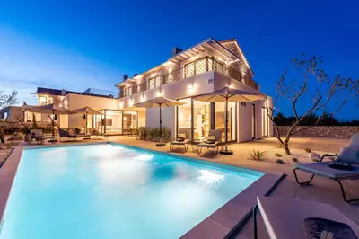 Bazen u objektu Villa Galla - Sea view, Jacuzzi, Heated pool Modern design ili u blizini