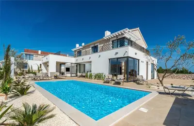 Bazen u objektu Villa Galla - Sea view, Jacuzzi, Heated pool Modern design ili u blizini