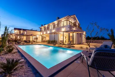 Bazen u objektu Villa Galla - Sea view, Jacuzzi, Heated pool Modern design ili u blizini